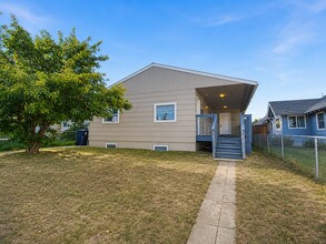 Building Photo - 623 E Sanson Ave