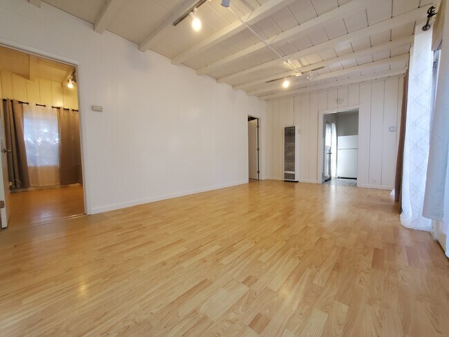 Building Photo - 1158 Hollenbeck Ave
