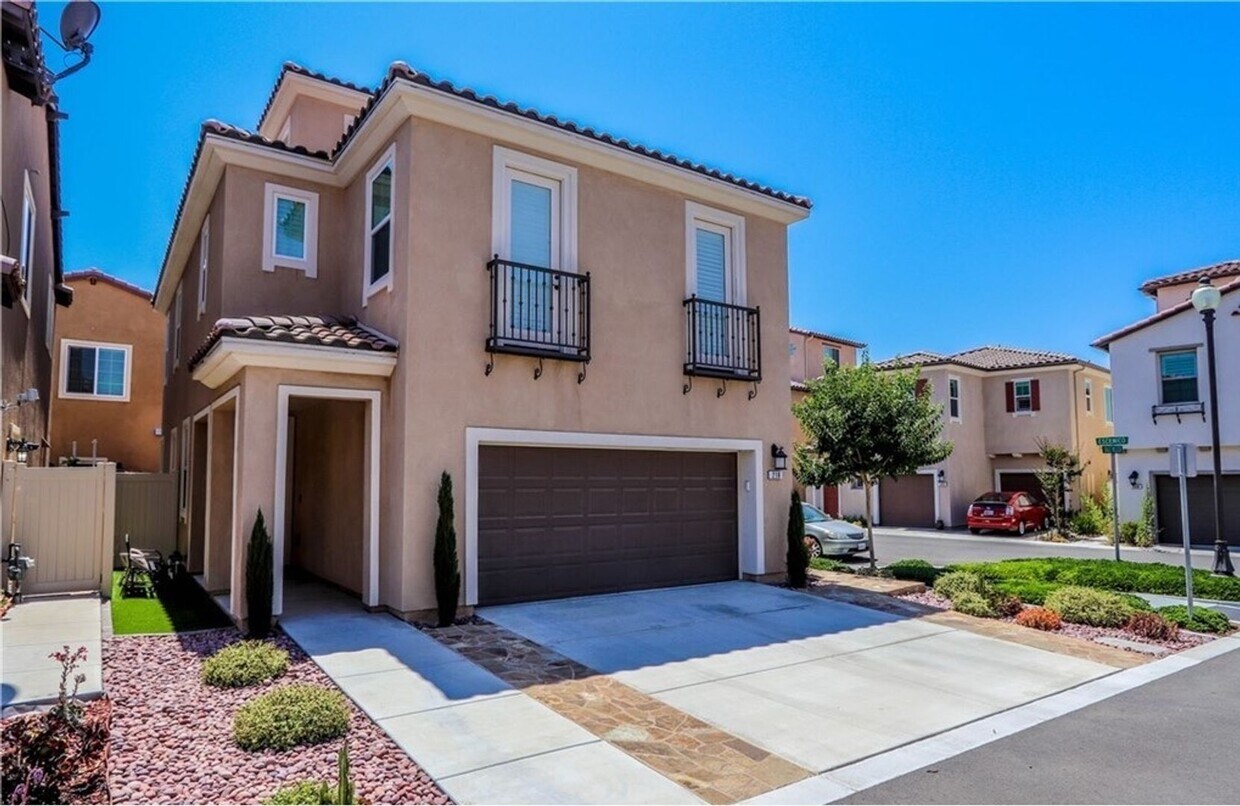 Primary Photo - Beautiful and Modern Inspired Finishes 4 B...