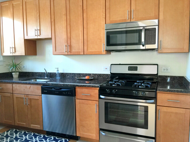 Building Photo - Top Floor, Spacious 2 Bed Apartment in Fan...