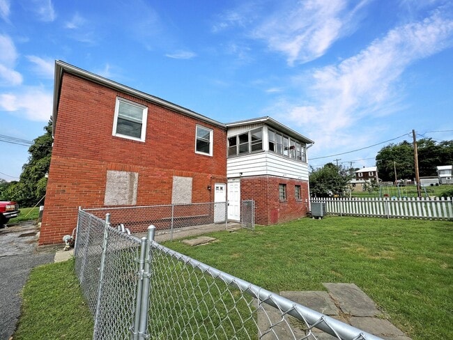 Building Photo - 209-211 Peach Street