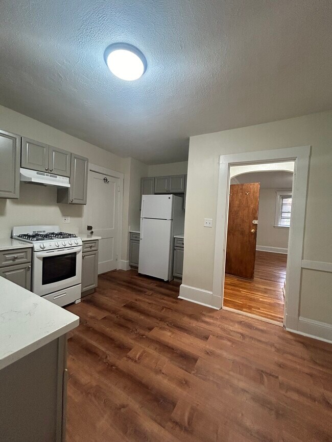 Foto del edificio - 8 Lakeville Rd