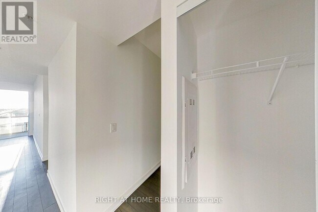 Photo du bâtiment - 550 N Service Rd