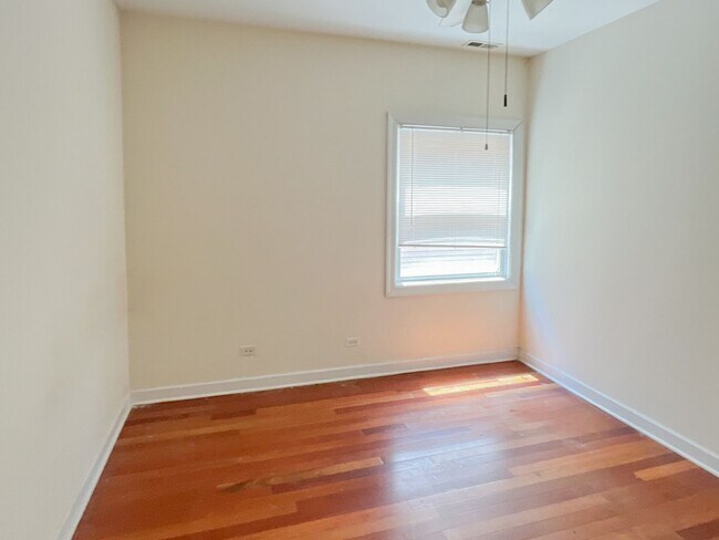 Foto del edificio - 3110 N Racine Ave