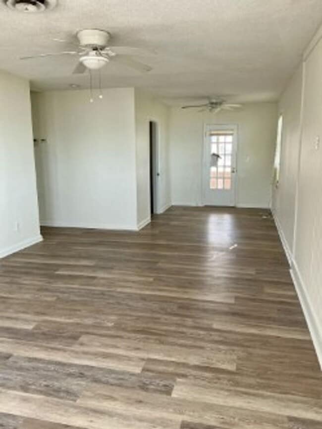 Building Photo - Larchmont