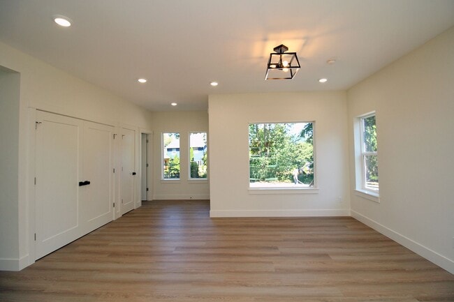 Building Photo - 4660-4660 SW Fairvale Ct