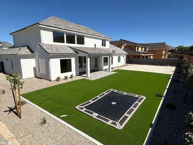 Foto del edificio - Gorgeous Brand New 5 Bedroom Home