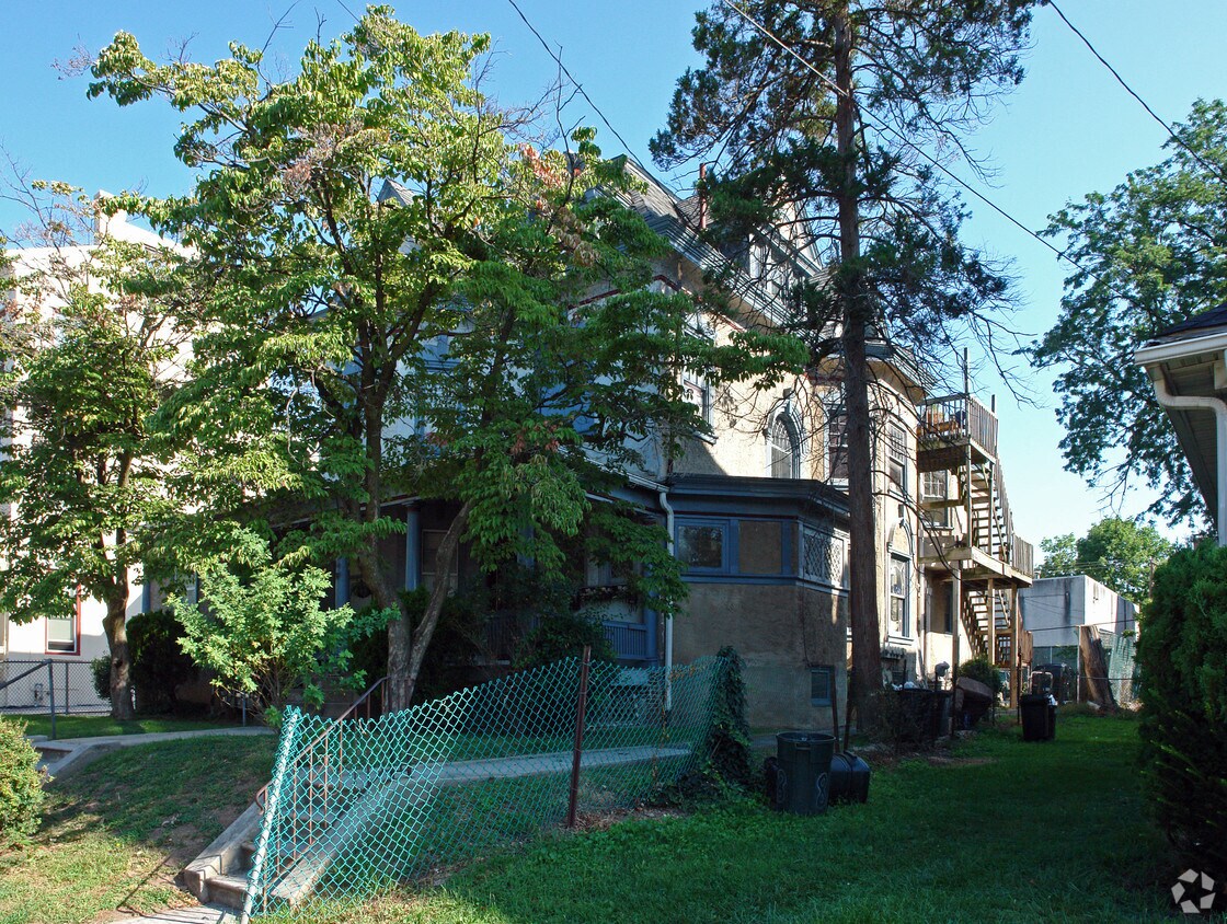Building Photo - 819 W Main St