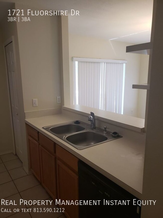 Building Photo - Cute Brandon Townhome