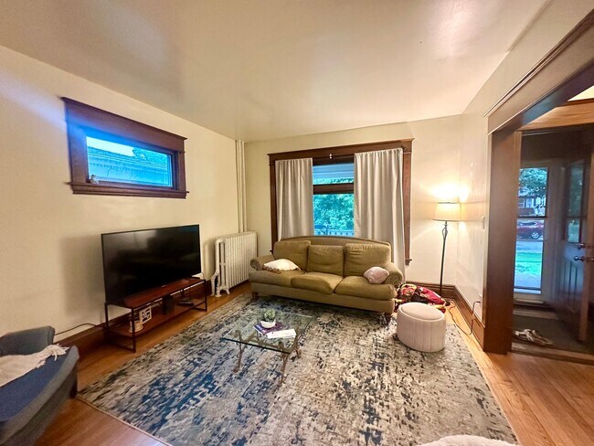 Building Photo - Bright & Spacious 3-Bedroom – Large Kitche...
