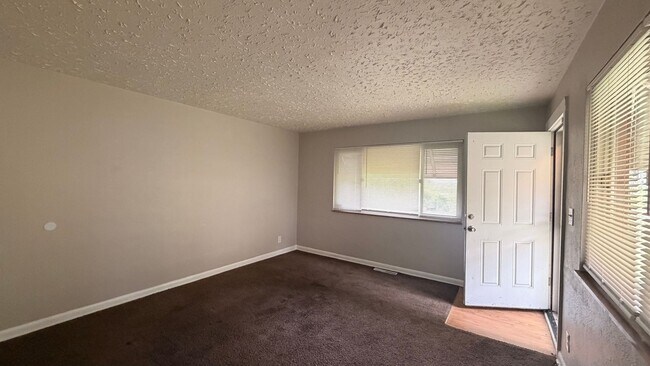 Foto del edificio - 3709-3711 Kinnear Ave