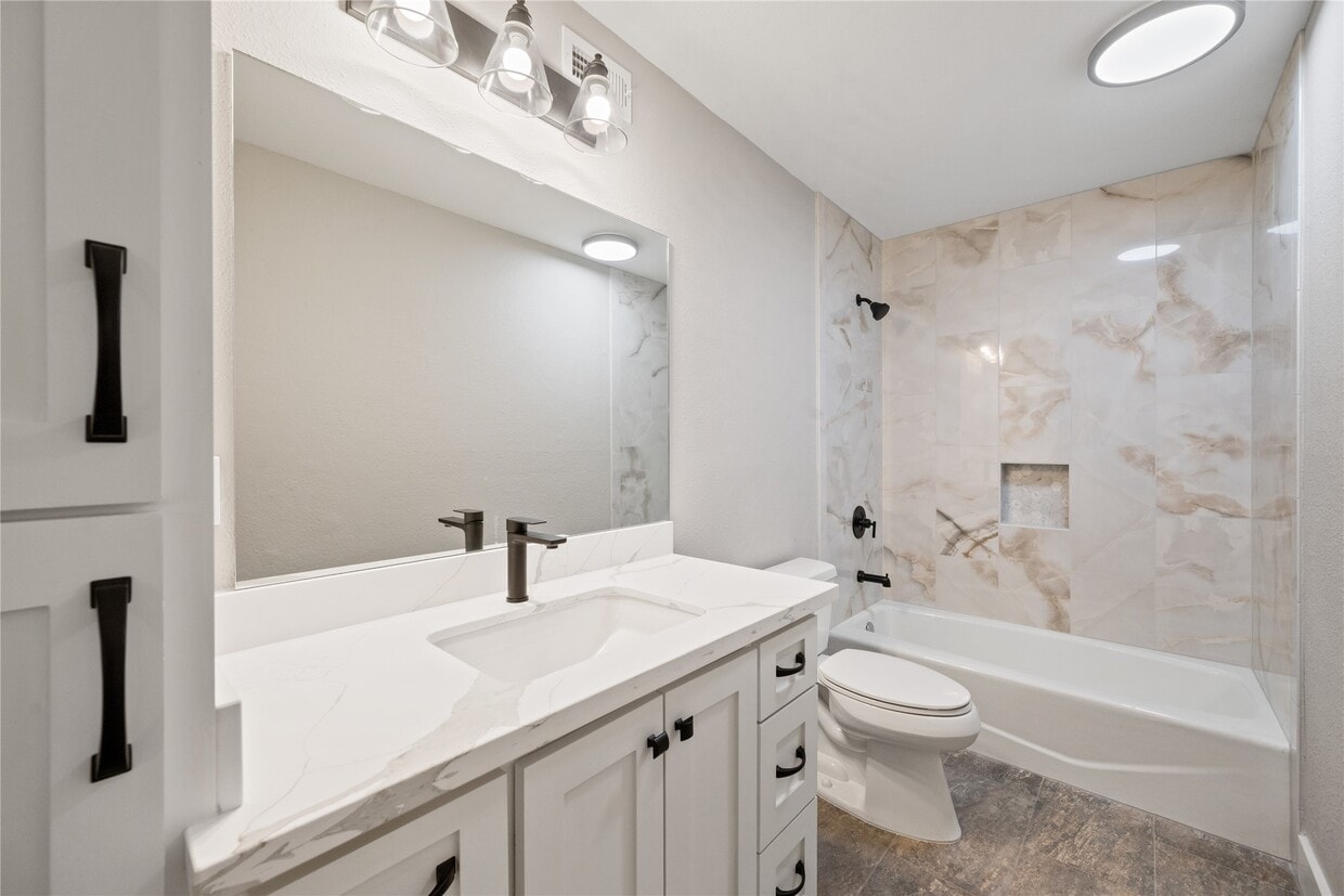 Foto del edificio - 2113 Lake Village Dr