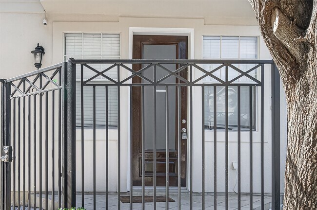 Building Photo - 105 Detering St