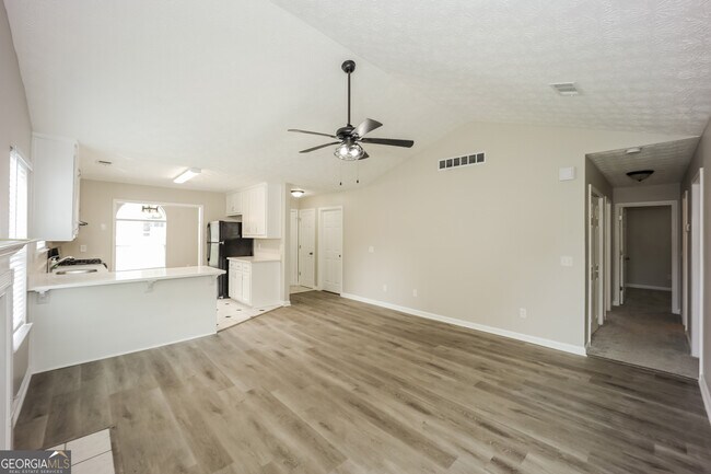Building Photo - 7911 Woodlake Dr