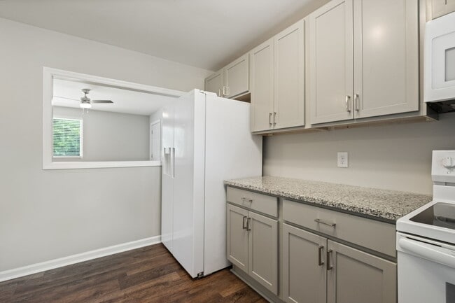 Building Photo - Available now, 2 bed 1 bath end unit in qu...