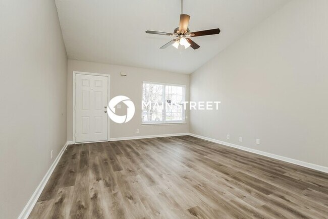 Foto del edificio - 3 Bedroom Pet-Friendly Home in La Vergne, TN with Main Street Renewal