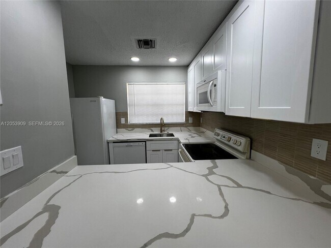 Foto del edificio - 809 NE 214th Ln