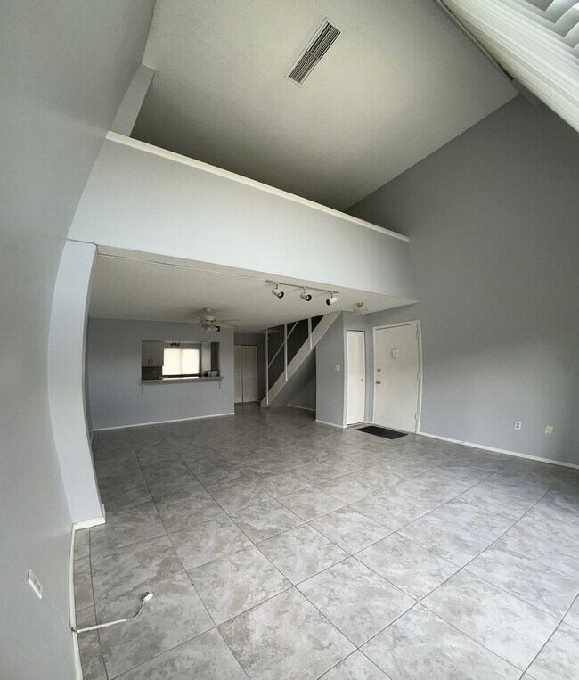 Foto del edificio - 556 Orange Dr