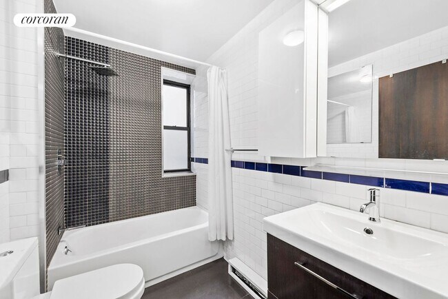 Building Photo - 220 W 111th St