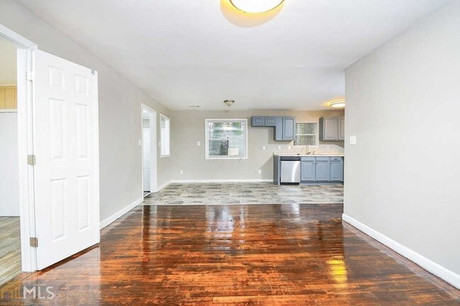 Building Photo - 185 Oak Dr SE