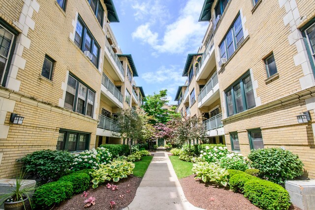 Primary Photo - 4318 N Clarendon Ave