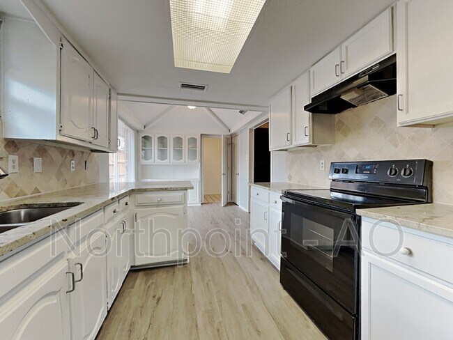 Building Photo - 2209 Vickers Dr