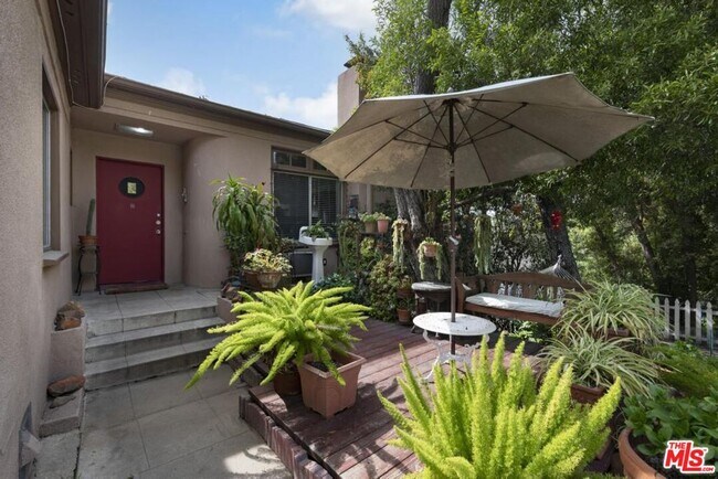 Foto del edificio - 3043 Hollycrest Dr