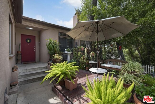 Building Photo - 3043 Hollycrest Dr