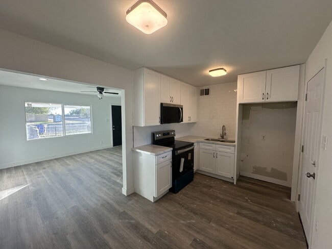 Building Photo - 390 W Lindbergh Ave