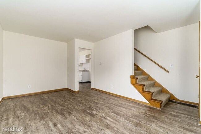 Building Photo - 2 br, 1 bath Townhome - 889 N Meadows Ct