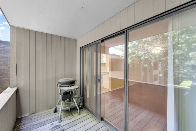 Building Photo - 6 Shrewsbury Green Dr