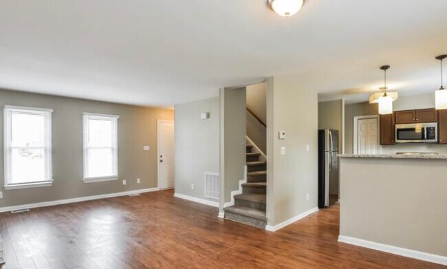 Building Photo - 701 E Azalea Ct