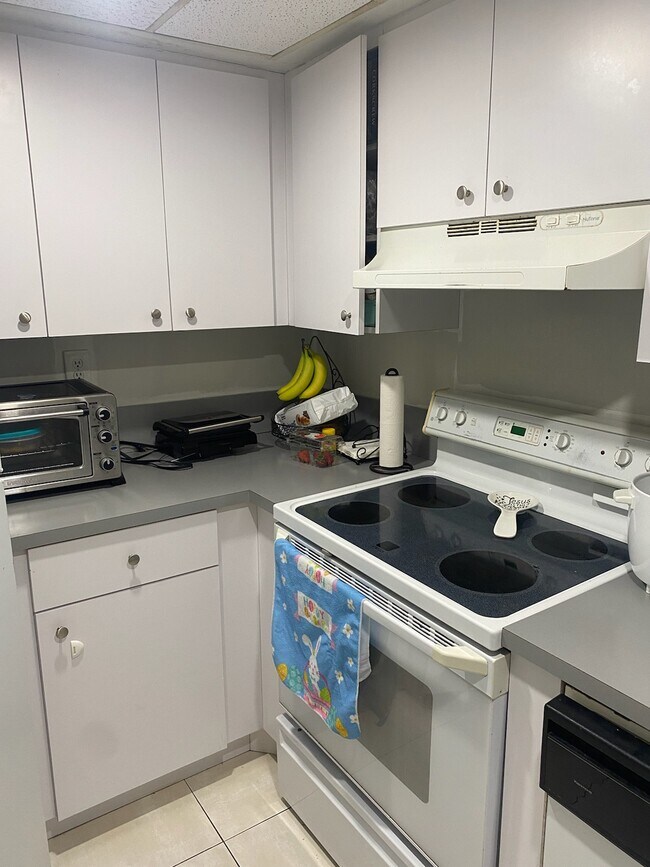 Full Kitchen - 8275 SW 152nd Ave
