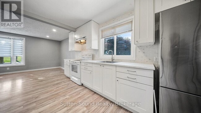 Building Photo - 370 Grey St