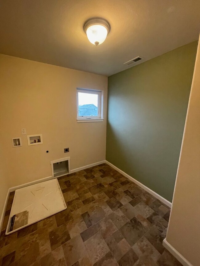 Building Photo - Managers Special; 50% off Move in rent! Be...