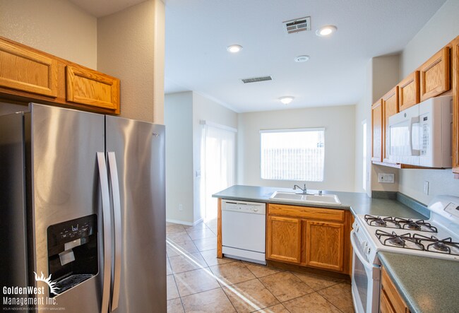 Foto del edificio - Spacious and Lovely Two-Story 3Bdm 2.5Ba Home in Centennial.