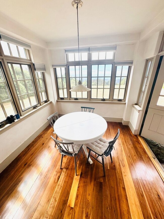 Foto del edificio - Majestic Farmhouse Retreat on 39 Acres wit...
