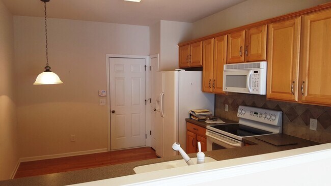 Foto del edificio - Beautiful Townhome located in the Blakeney...