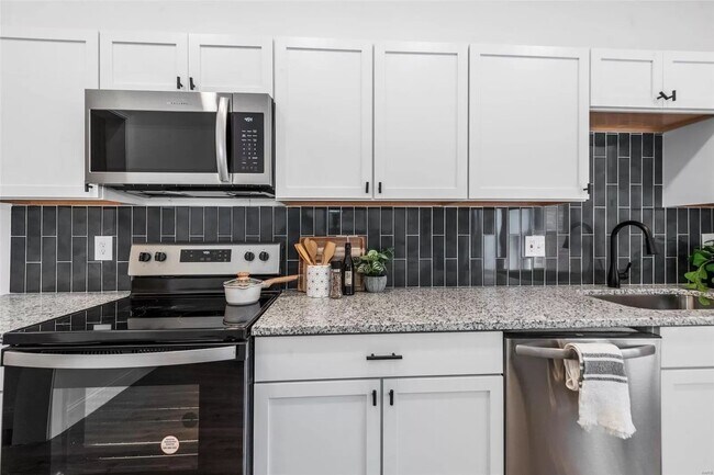 Building Photo - 2017 Geyer Ave