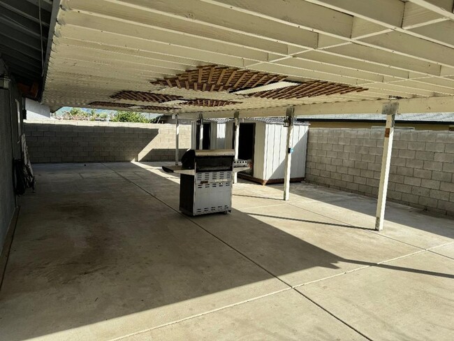 Building Photo - NEWLY RENOVATED ARVIN HOME HAVEN