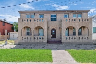 Building Photo - 915 8th St
