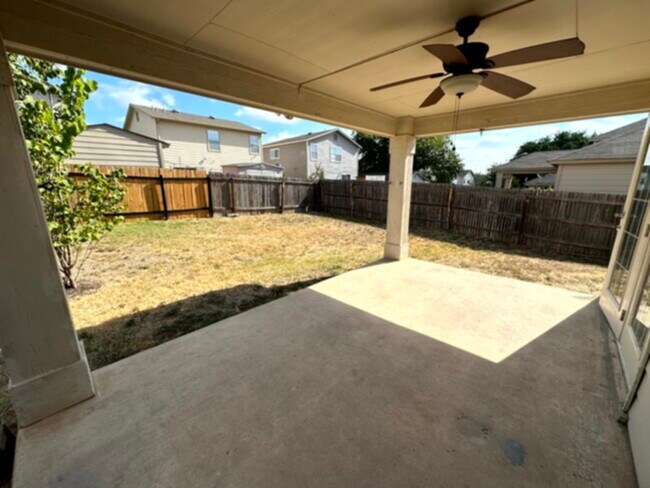 Building Photo - Open airy floor plan ready for immediate m...