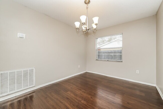 Building Photo - 4906 Hi Vista Cir