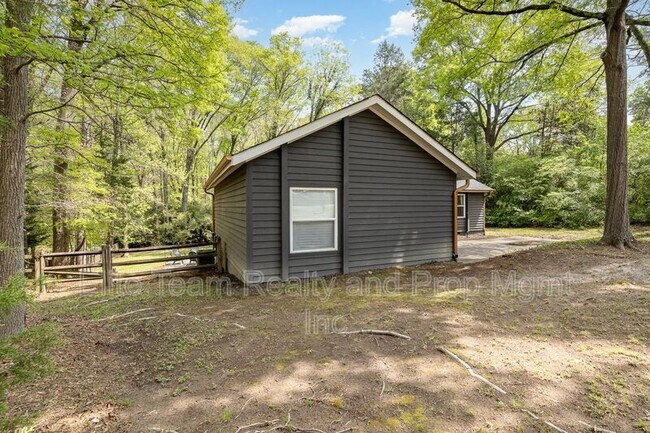 Foto del edificio - 6618 Lakeside Dr