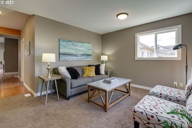 Building Photo - GORGEOUS REMODEL, GREAT LAYOUT!! PORTLAND STUNNER w/YARD