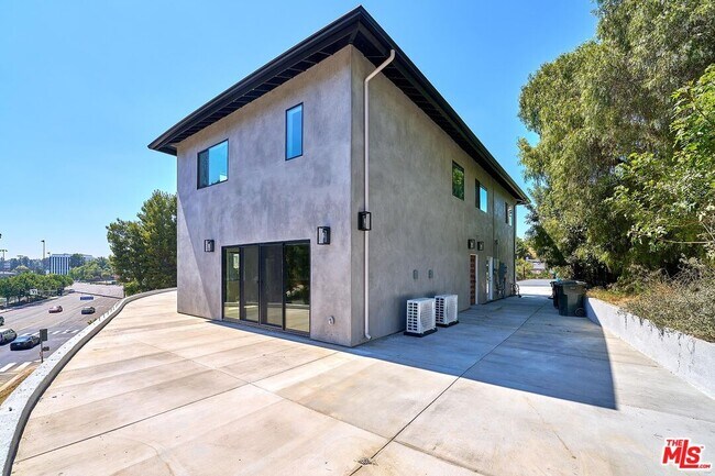 Foto del edificio - 102 Marion Blvd