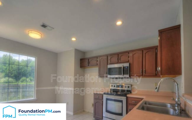 Building Photo - 1391 Lagrange Downs