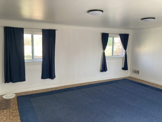 Sala de estar, extremo trasero norte - 1589 N Saginaw St