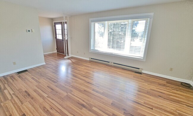 Foto del edificio - 3 Bed / 1-1/5 Bath Single Family Home w/Attached 2-Car Garage