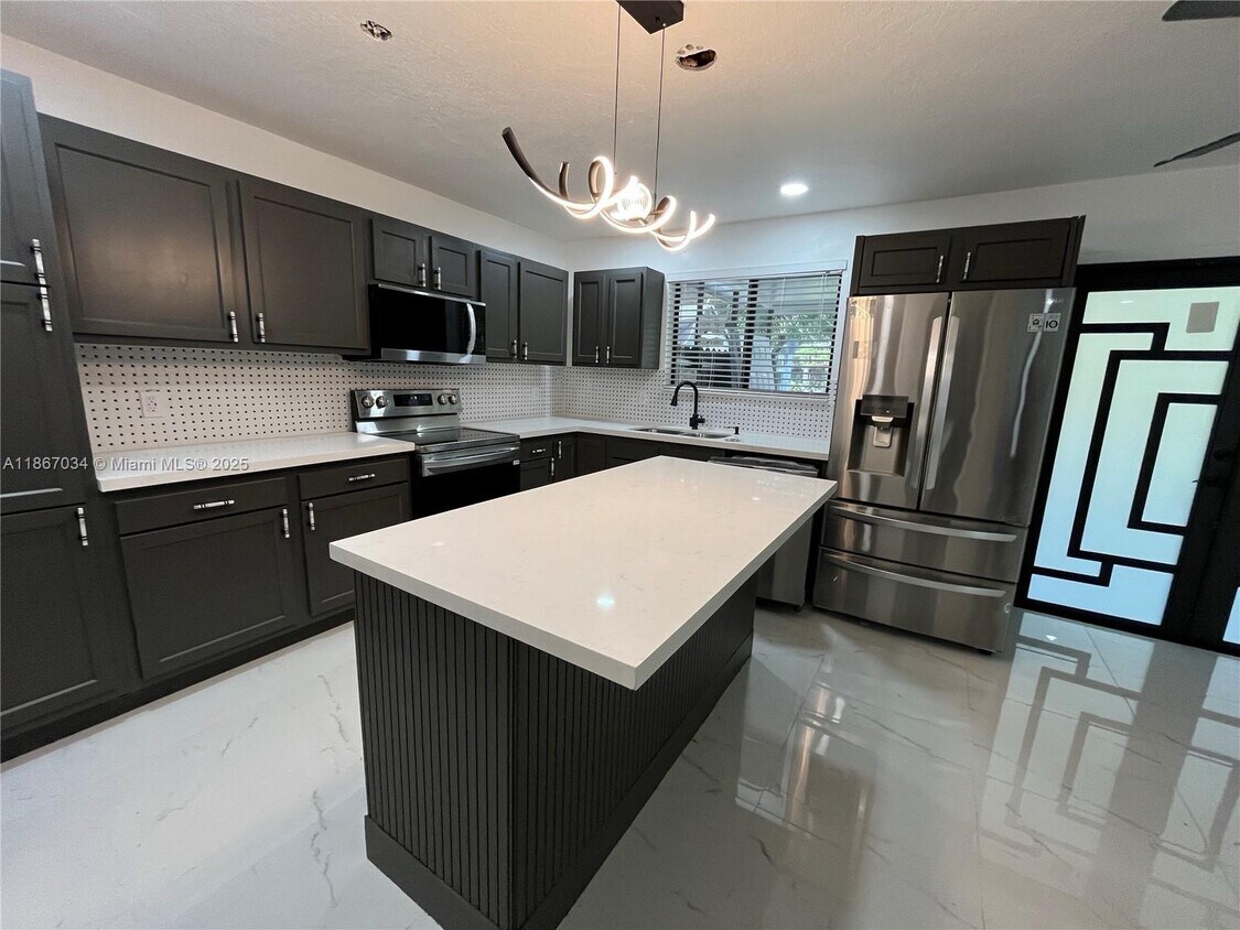 Foto principal - 4661 NW 4th St